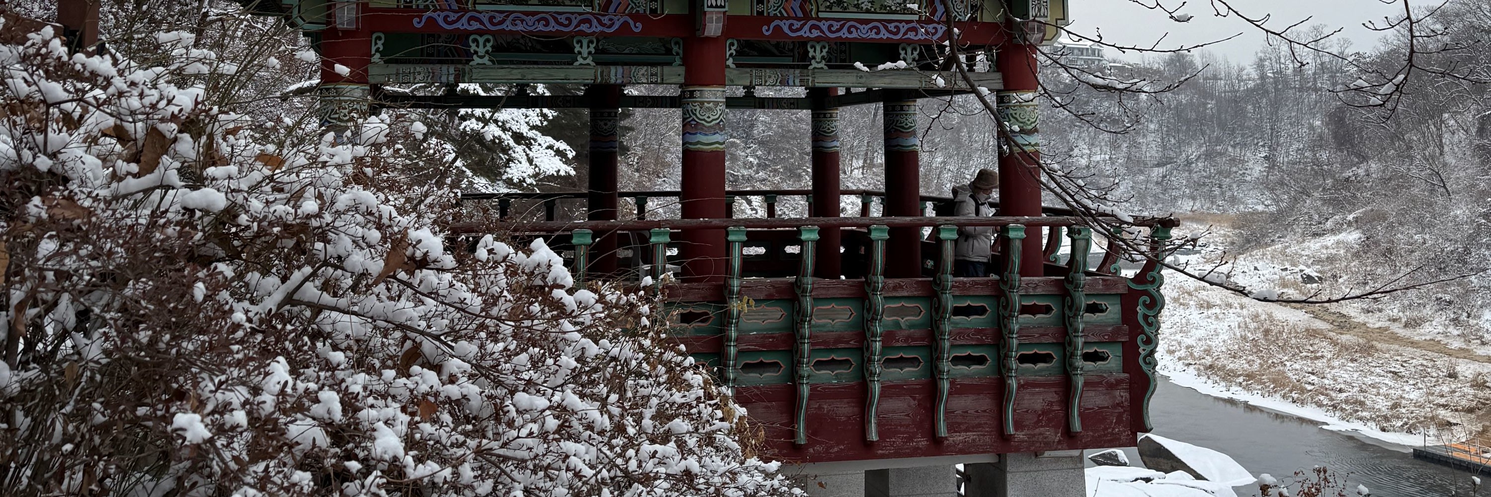 在高石亭 (Goseokjeong Pavilion) 俯瞰著名的高石岩 (Goseok Rock),感受傳統韓式建築與自然美景的完美融合。 在高石亭 (Goseokjeong Pavilion) 俯瞰著名的高石岩 (Goseok Rock),感受傳統韓式建築與自然美景的完美融合。