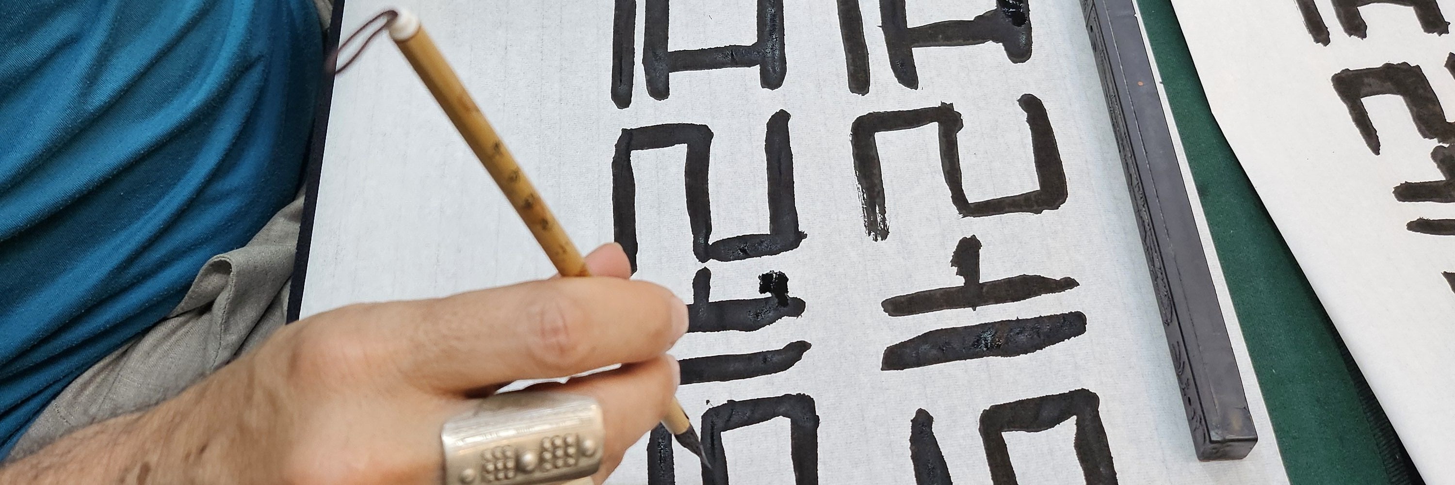 在首爾仁寺洞製作專屬書法捲軸