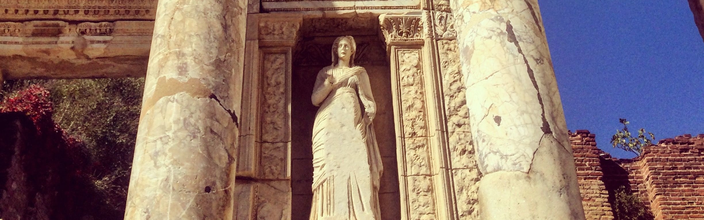 驚歎於塞爾蘇斯圖書館的標誌性外觀,它是古羅馬宏偉的象徵 驚歎於塞爾蘇斯圖書館的標誌性外觀,它是古羅馬宏偉的象徵