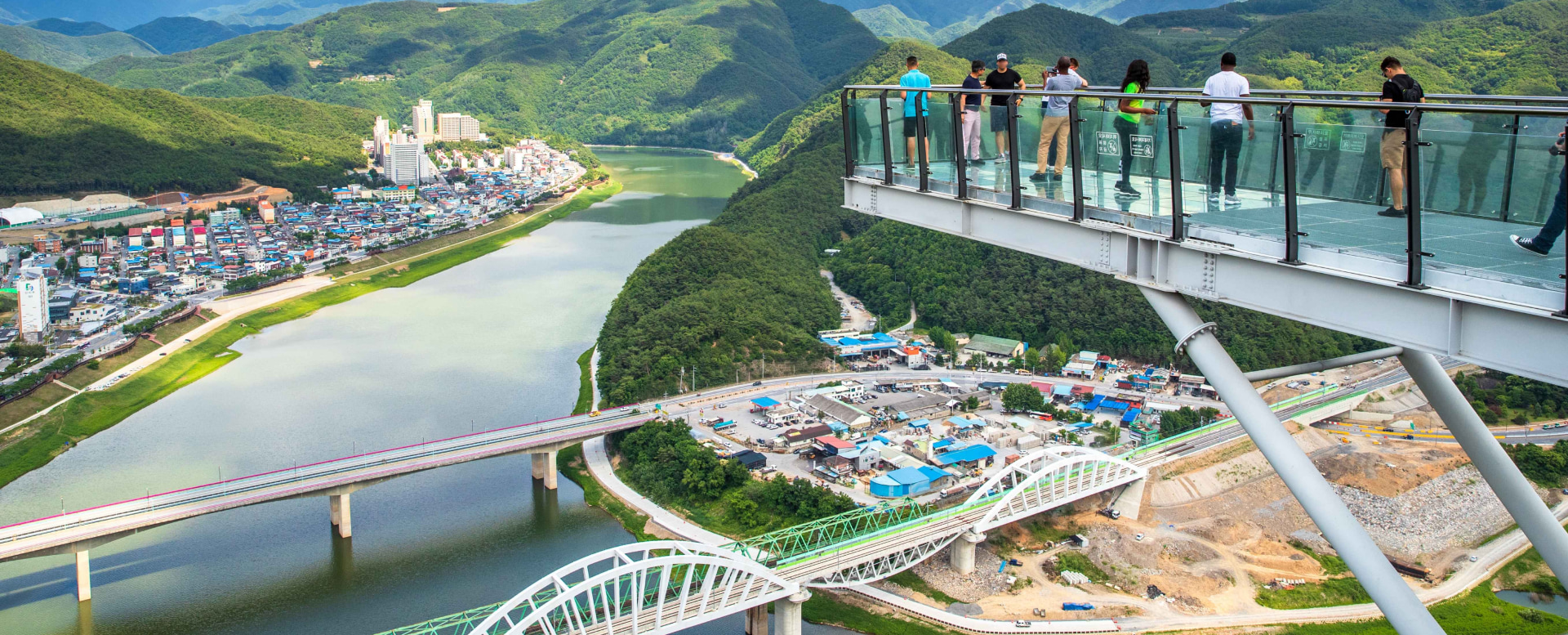 從橫跨南漢江的玻璃橋上，飽覽令人屏息的全景