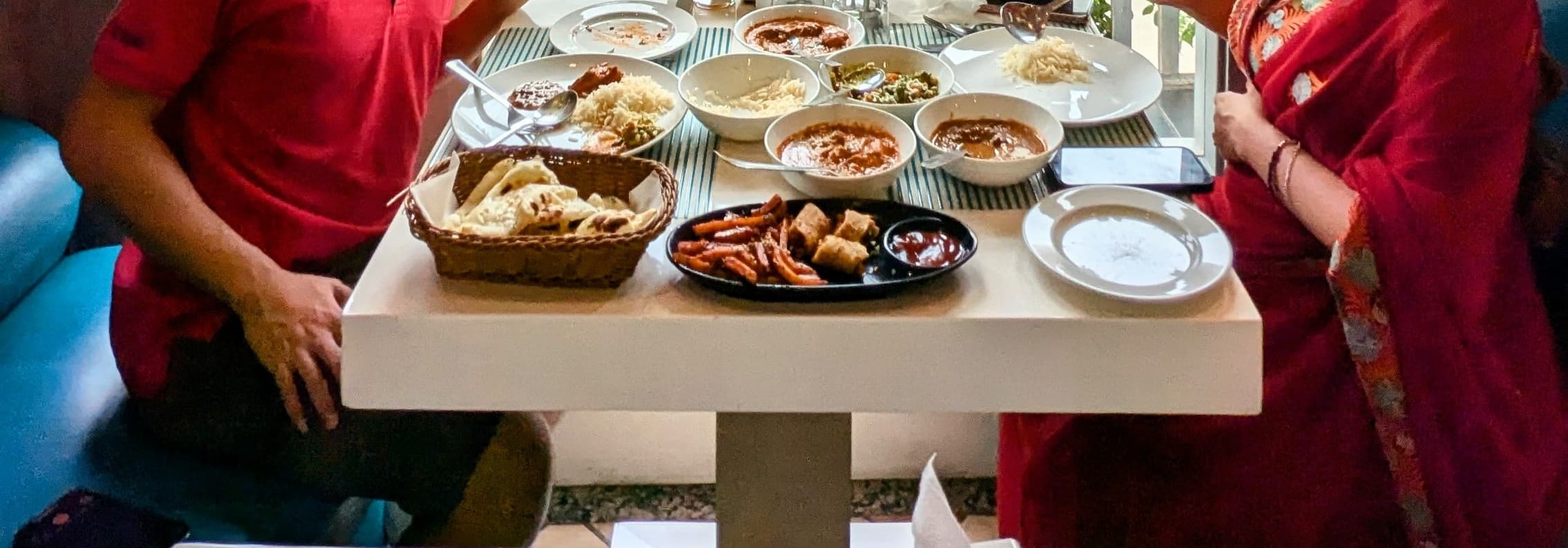 在當地餐廳享用令人食指大動的美食饗宴。