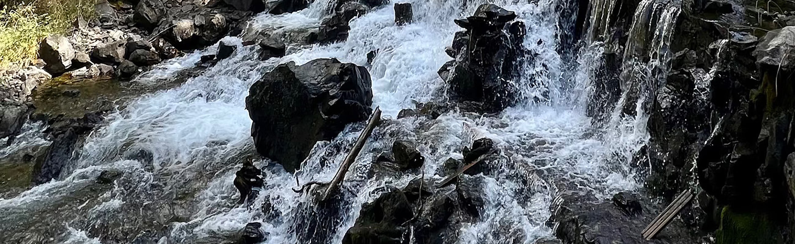 三工河穿流，水旋路轉，河水湍急，浪花飛濺，崖聳谷深，聲震幽谷，有詩曰“巍峨石峽瑤池門，峭壁懸天險斷魂。鬼斧神工刀劈就，一線通途上青天。