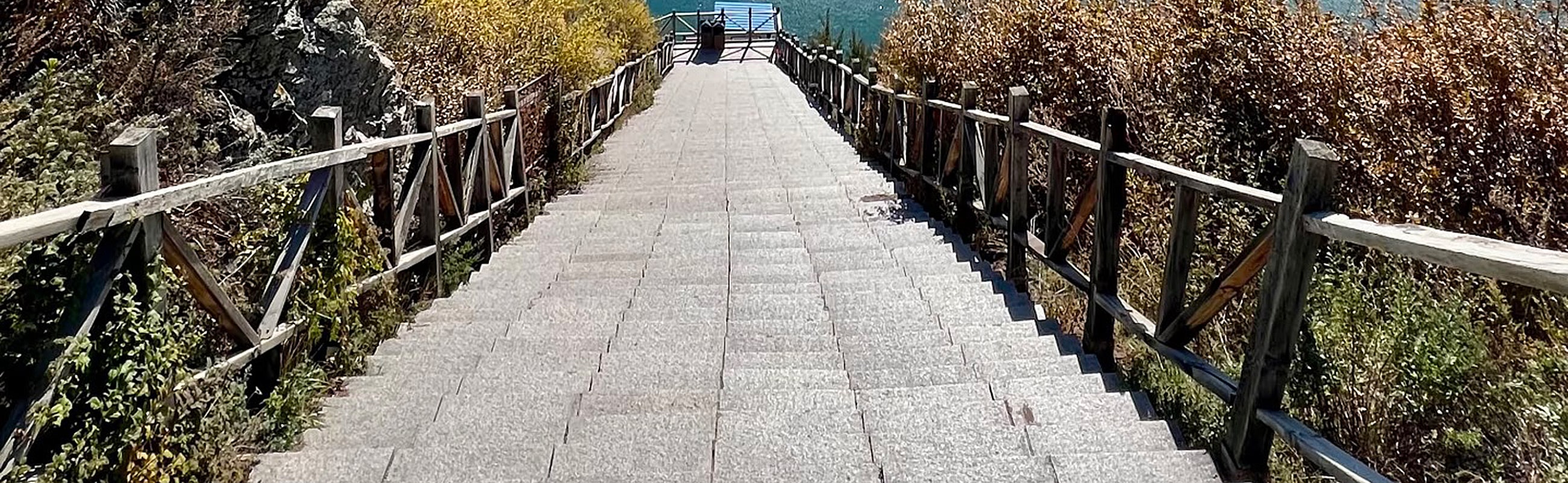 途徑有王母娘娘洗澡盆之稱“西小天池 ”