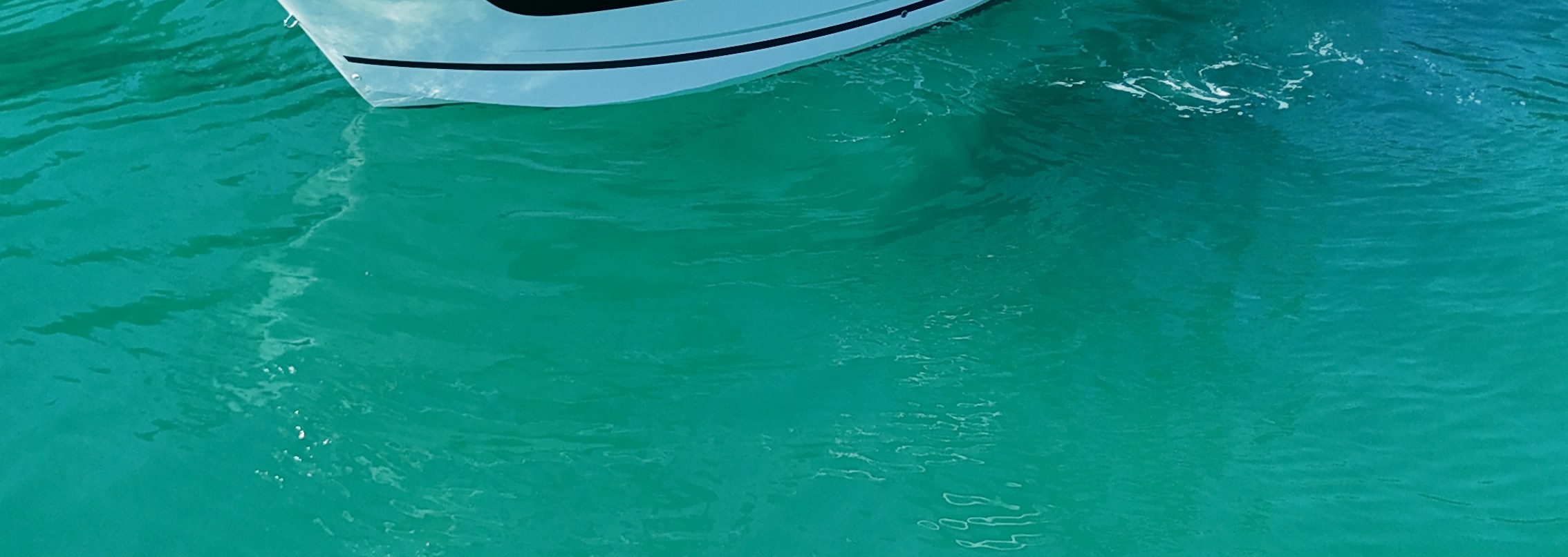 搭乘Salaya Yachts遊艇，在蓬科島 (Ponco Island) 的碧綠海水中巡航，享受極致的熱帶假期。