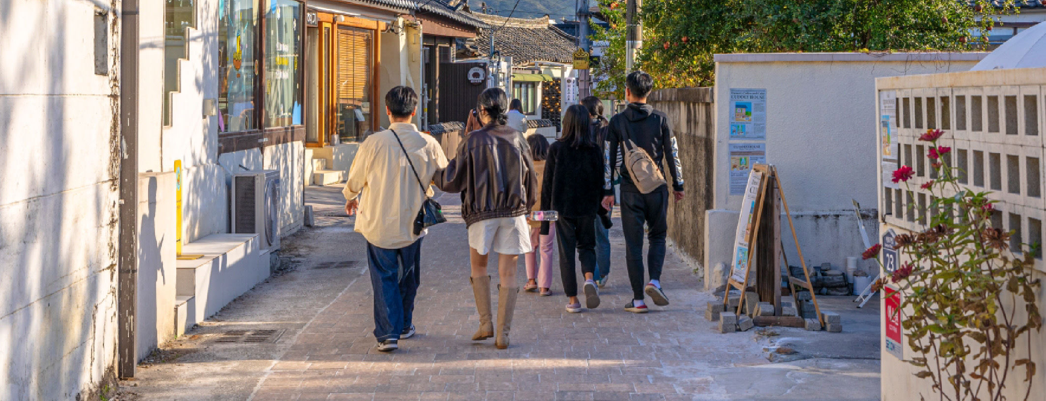 漫步於古老的皇家陵墓和時尚的咖啡館之間,沉浸在充滿活力的歷史和現代氛圍中。 漫步於古老的皇家陵墓和時尚的咖啡館之間,沉浸在充滿活力的歷史和現代氛圍中。