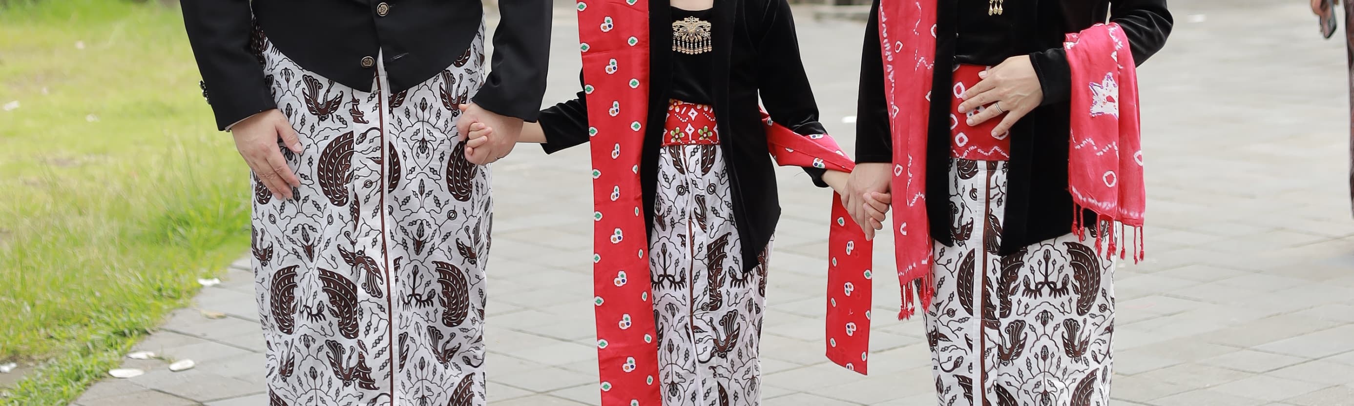Yogyakarta Costume at Keraton & Kotagede with Multilingual Guide