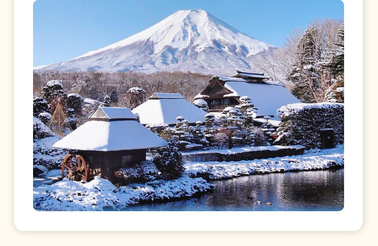 忍野八海，池水波光潾潾，與美麗的富士山合為一體，美不勝收，吸引無數攝影家不遠千里前來取景。忍野八海為國家指定的天然紀念物。