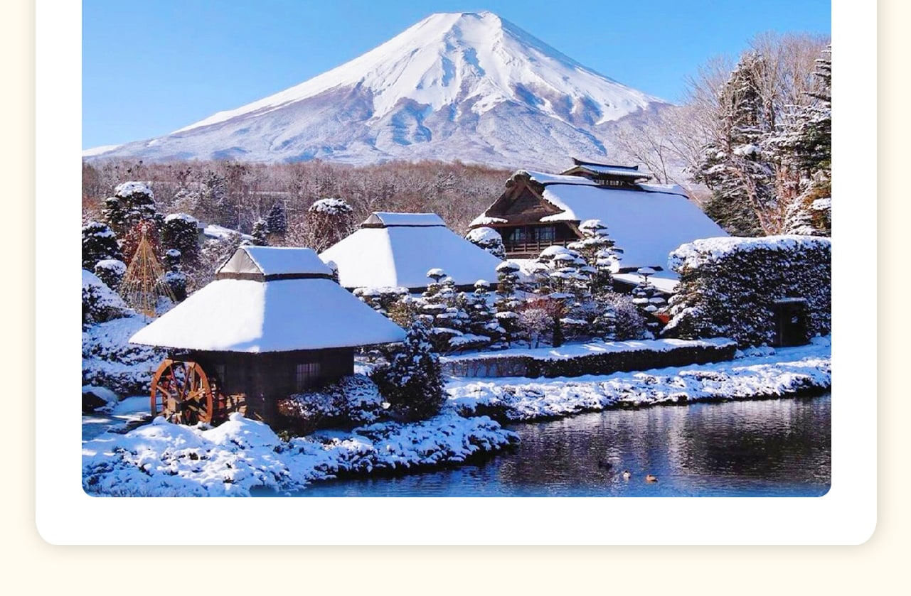 忍野八海位於日本山梨縣，由富士山融雪形成的八個清澈池塘組成，水質清冽甘甜，池水波光粼粼，與美麗的富士山相映成趣。這裡不僅景色宜人，還有著悠久的歷史和文化傳承，是旅遊、休閒、攝影的絕佳勝地。