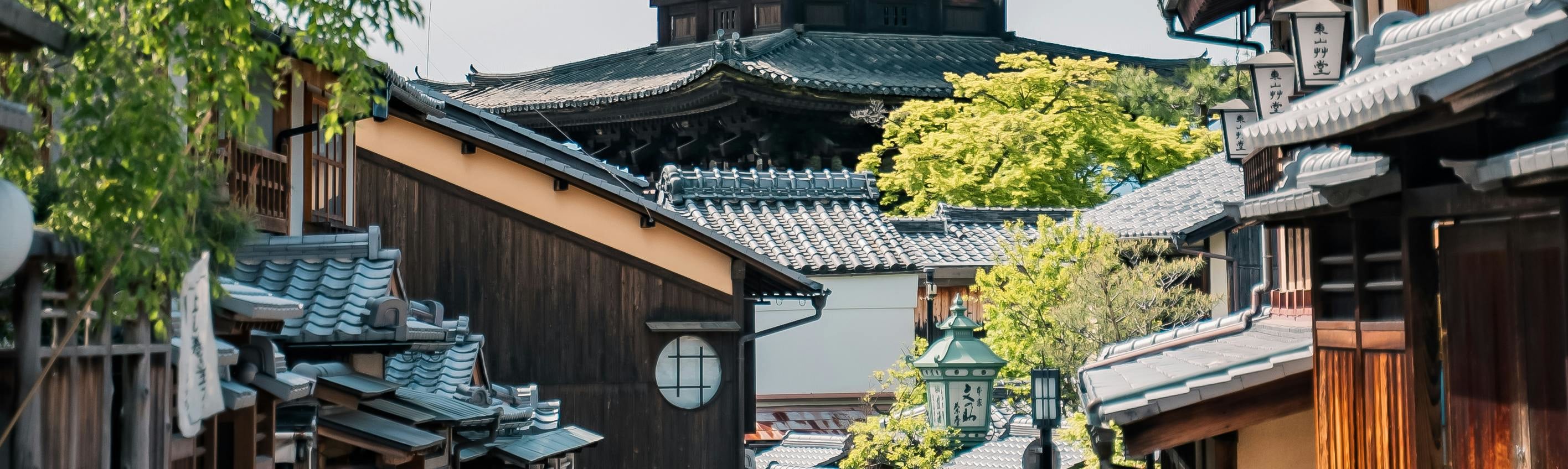 Walking down from the main gate of Kiyomizu Temple, you will see these two ancient stone streets, which are important paths leading to Gion and Yasaka Shrine. Traditional townhouse-style shops are lined up on both sides, making it one of the most popular 