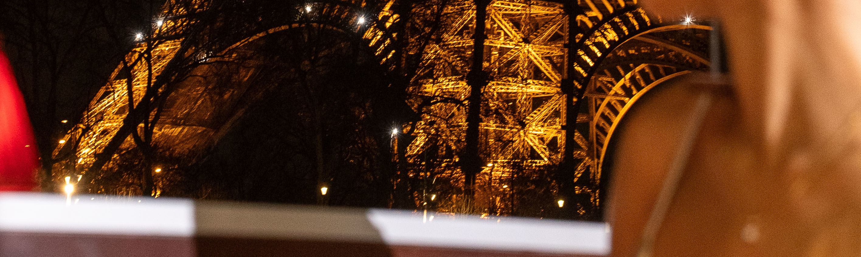 魔幻之夜：在星空下享用晚餐，以璀璨的艾菲爾鐵塔為浪漫背景。