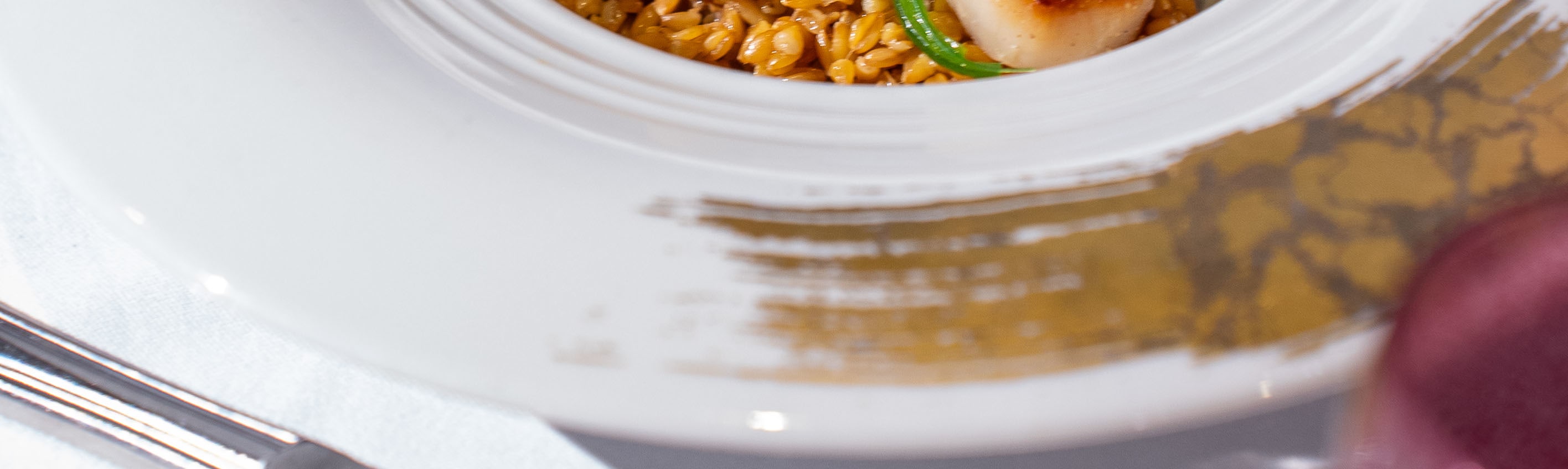 在河上享用擺盤精美、品質卓越的佳餚，全面提升您的用餐體驗。