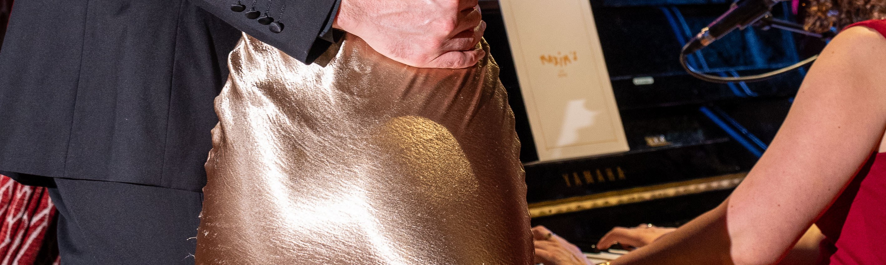 在現場音樂中翩翩起舞，共度浪漫夜晚，在遊輪上創造完美時刻。