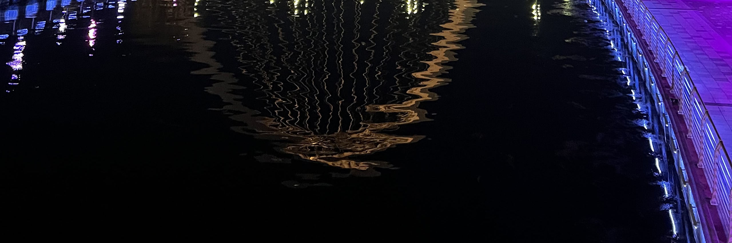 鎮西湖畔公園是首屈一指的夜景勝地，擁有被絢麗彩虹燈光照亮的迷人全景。