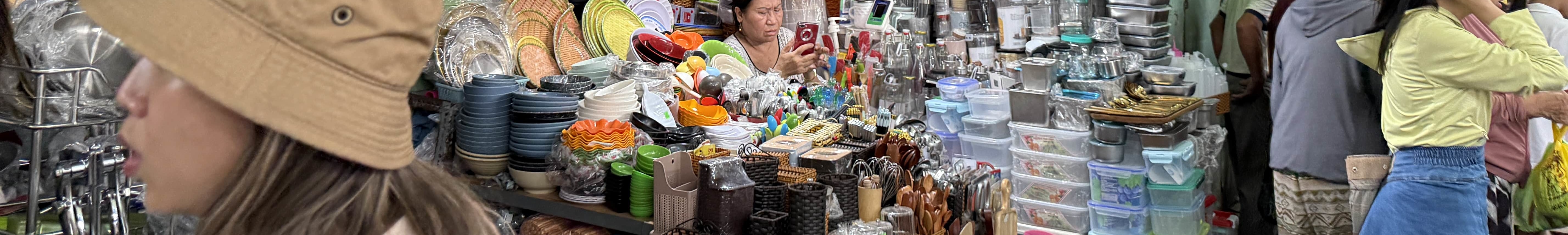 探索 Con Market – 漫步於這座城市最熱鬧的市場，並在充滿活力的美食廣場內品嚐道地的風味小吃。