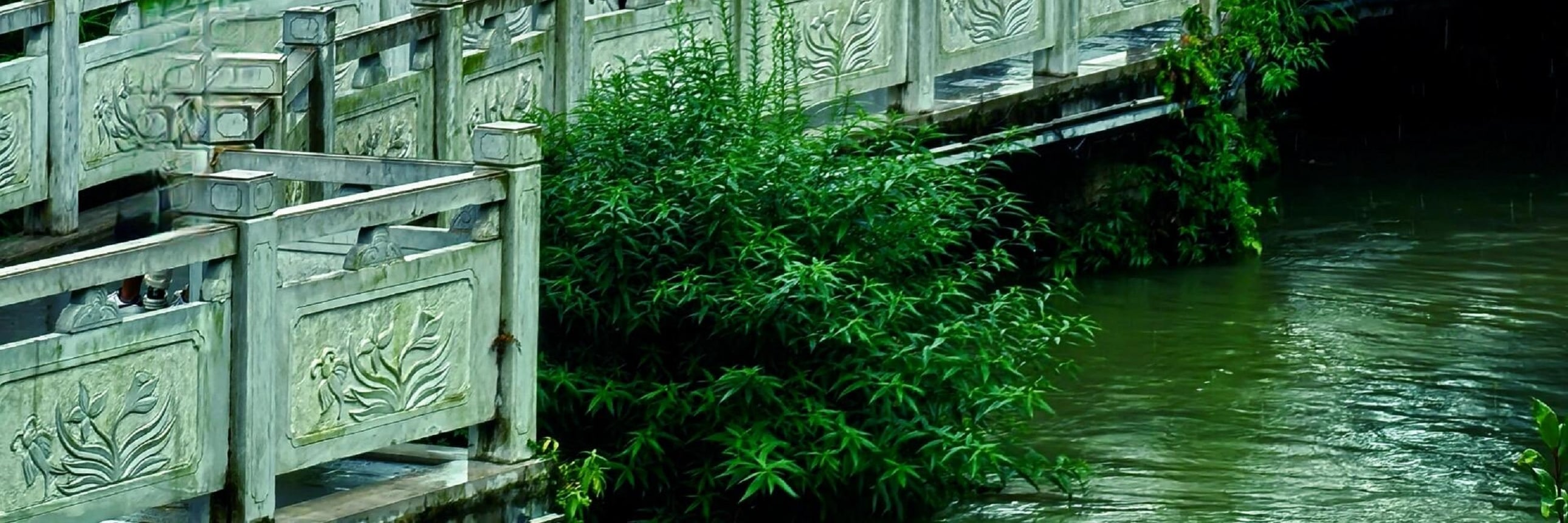 被濃綠林木環抱的湖面泛著細碎的波光，雕花石欄的步道蜿蜒延伸，遊人的身影成了這幅天然畫卷裡溫柔的點綴。滿眼的綠意像一塊被精心暈染的翡翠，連空氣裡都彷彿帶著草木與湖水的清新氣息，慢下來走一走，整個人都被這片靜謐溫柔的氛圍包裹住了