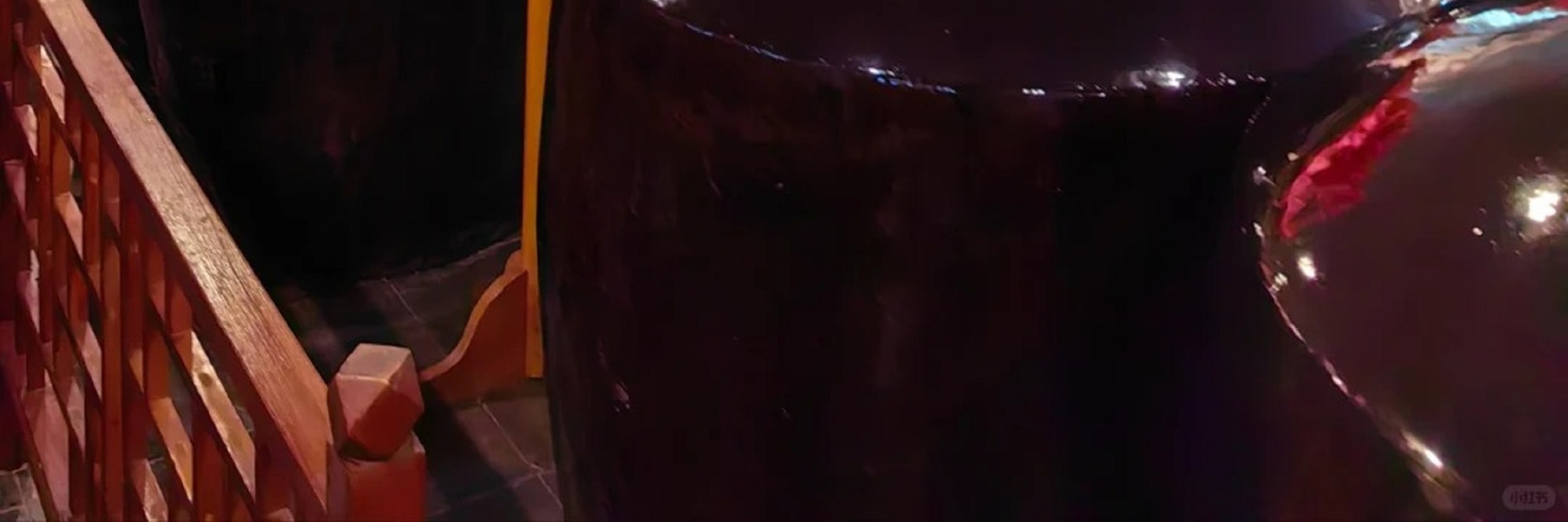 醋罈整齊排列，壇身紅綢封壇喜慶濃郁，暖光映襯下氛圍感十足，盡顯傳統文化的醇厚與儀式感