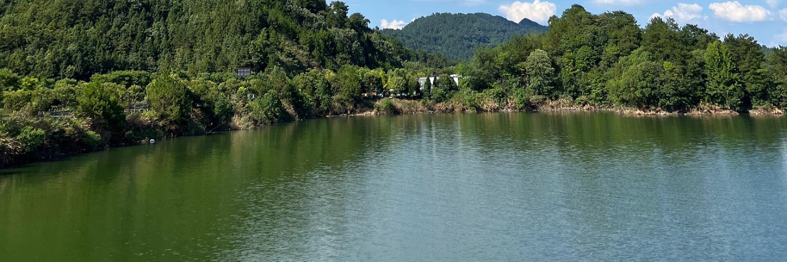 直升機飛越層疊遠山，藍天為幕，青山為底，飛行軌跡劃破天際，畫面開闊又詩意，盡顯千島湖上空的自由與靈動之美