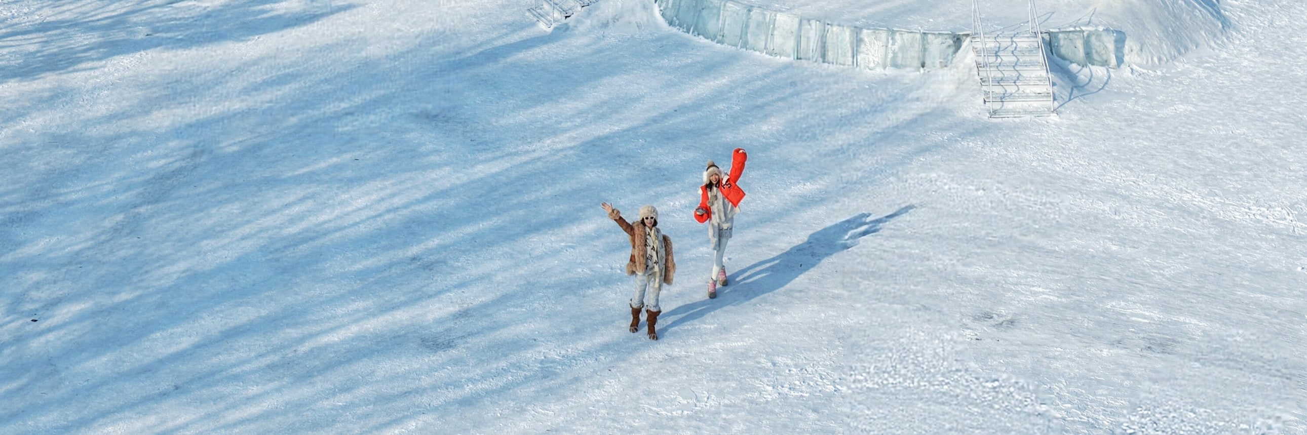 紅牆金頂的俄式建築搭配巨型套娃雪雕,冬日伏爾加莊園的異域風情直接拉滿!純淨雪景襯得城堡更夢幻,治癒感滿滿,美到失語 紅牆金頂的俄式建築搭配巨型套娃雪雕,冬日伏爾加莊園的異域風情直接拉滿!純淨雪景襯得城堡更夢幻,治癒感滿滿,美到失語