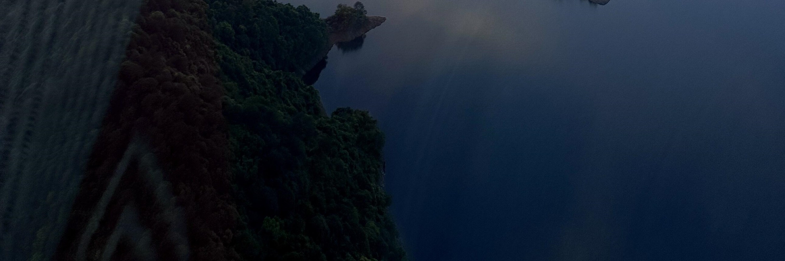 落日餘暉為千島湖鍍上暖橘濾鏡，島群在霞光中暈染出溫柔輪廓，水天相融如流動油畫，靜謐又浪漫，每一幀都是治癒人心的黃昏盛景