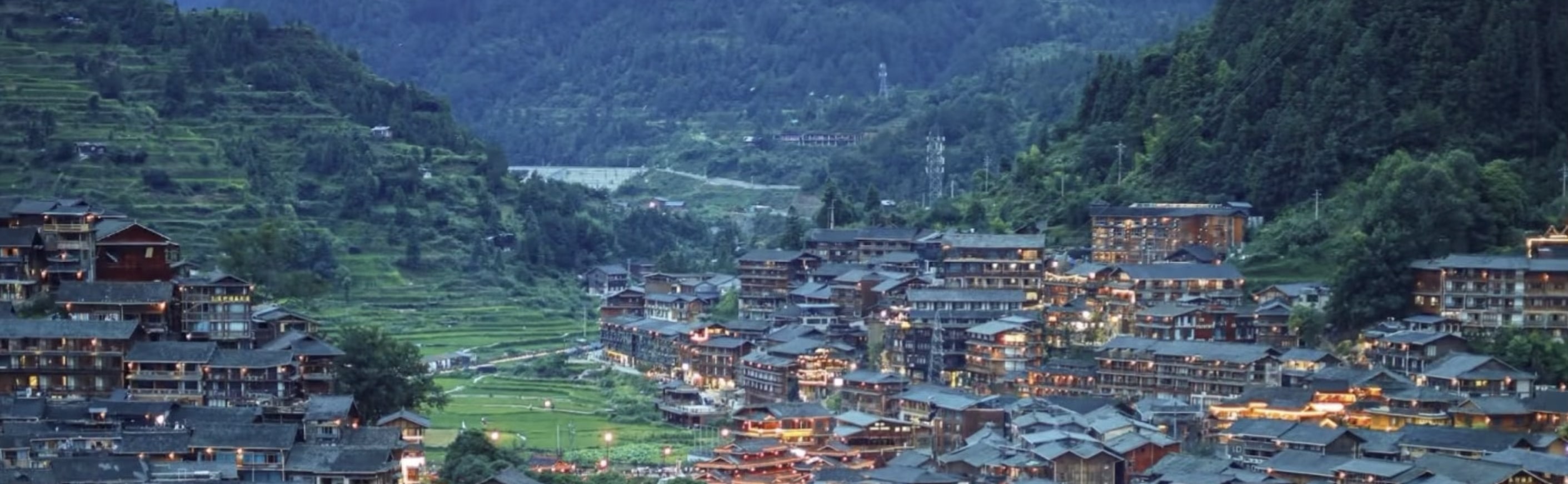 西江千戶苗寨：夜幕降臨，一定要登上觀景臺俯瞰【苗寨夜景】。青瓦楓木的苗家吊腳樓上，一盞盞燈火相繼點亮。或暖黃、或清亮的燈光從苗寨裡透出來，沿著30至70度的山坡鋪灑開，從遠處眺望，燈火闌珊、流光溢彩，山、樓、橋、水交相輝映。
