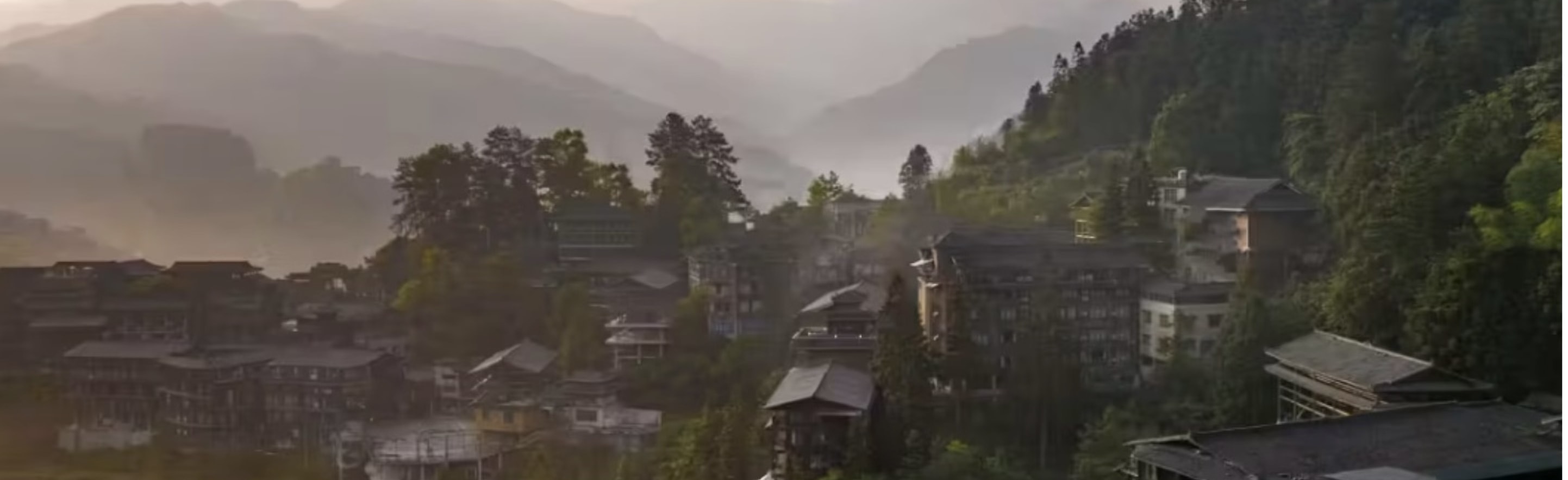 營造在地自然逸趣度假所有房間均可俯瞰苗寨無限風光。苗寨的Live House重生酒吧,飲茶、旅拍、觀景各式別緻體驗打造避世桃源,在逃離喧囂享受迴歸山野逸趣。
