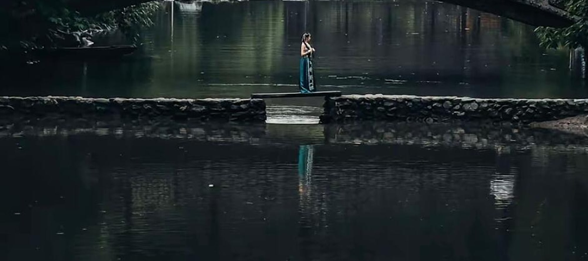 青山環抱間,西江千戶苗寨吊腳樓錯落有致,風雨橋靜臥碧波,一幅古韻悠然的山水苗鄉畫卷 青山環抱間,西江千戶苗寨吊腳樓錯落有致,風雨橋靜臥碧波,一幅古韻悠然的山水苗鄉畫卷
