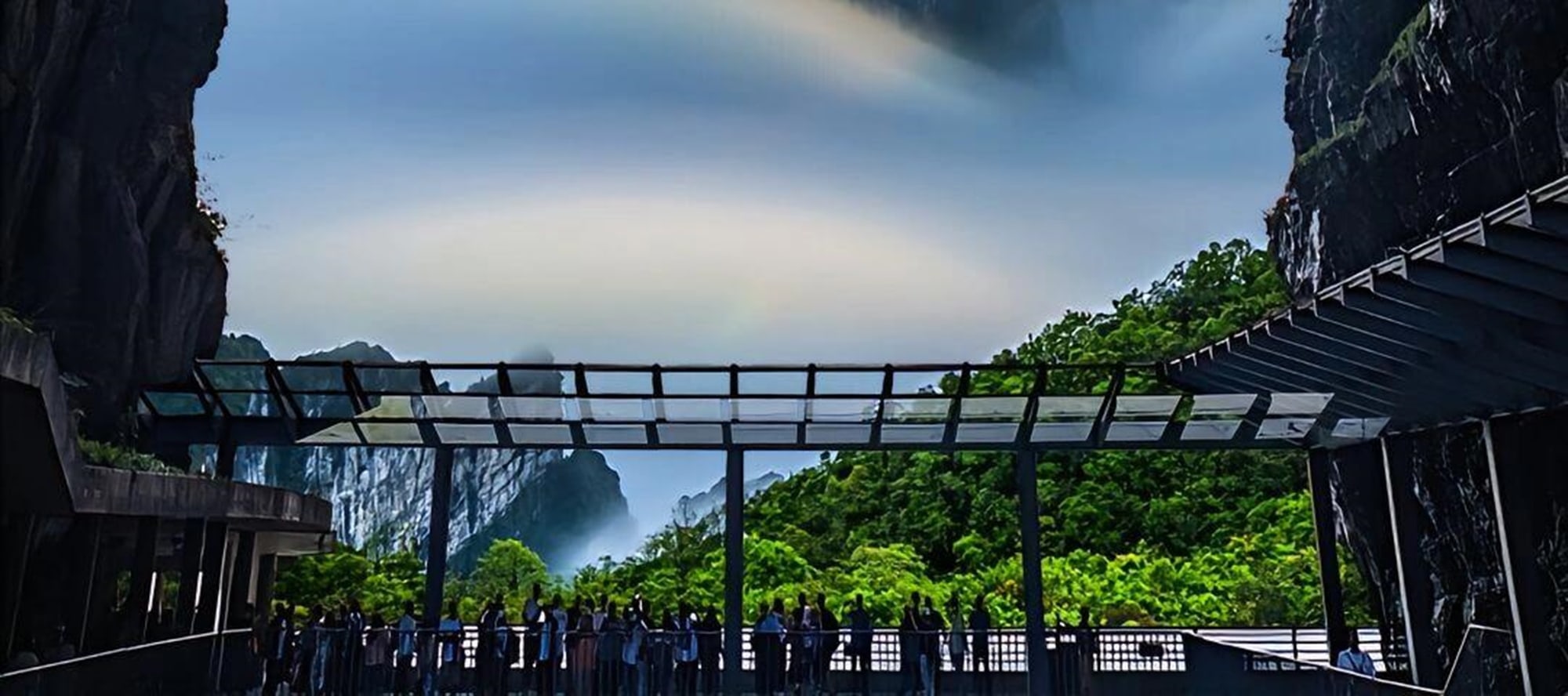 湖南張家界3天2晚（長沙往返+黃龍洞+國家森林公園+袁家界+天子山+天門山+玻璃棧道+天門洞+世界溶洞奇觀+乾坤柱+999階天梯）