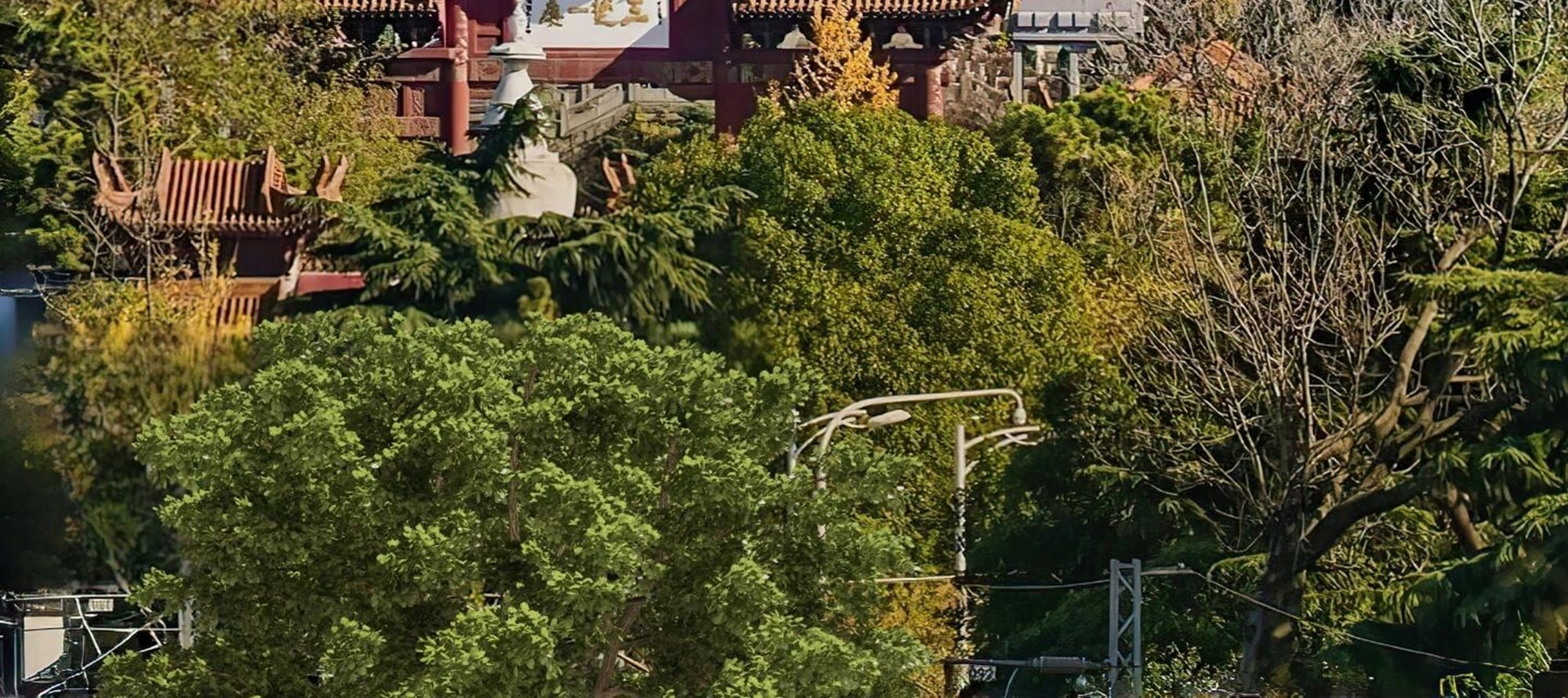 黃鶴樓屹立武昌蛇山巔，飛簷翹角盡顯古韻。登樓攬勝，武漢風光入目，是江城必訪的文化地標