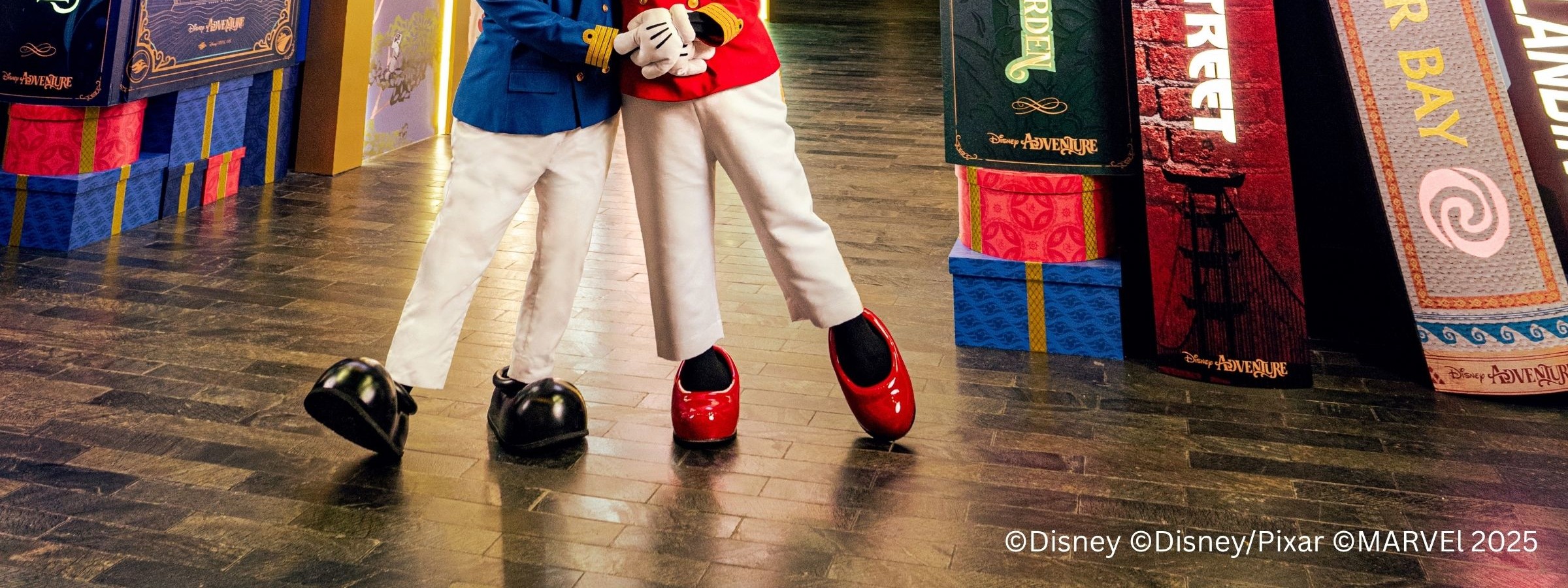 通過迪士尼郵輪（Disney Cruise Line）的主題聖誕樹，感受節日氣氛