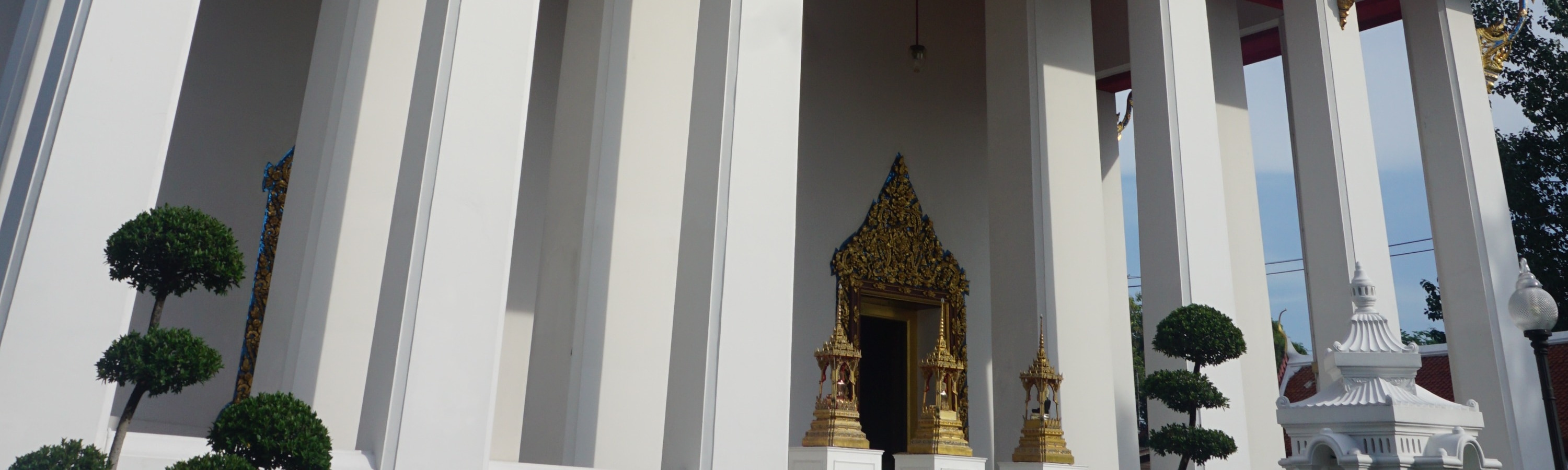 Wat Hong Rattanaram 建於大城府晚期，以其令人驚歎和錯綜複雜的外觀和內飾而聞名