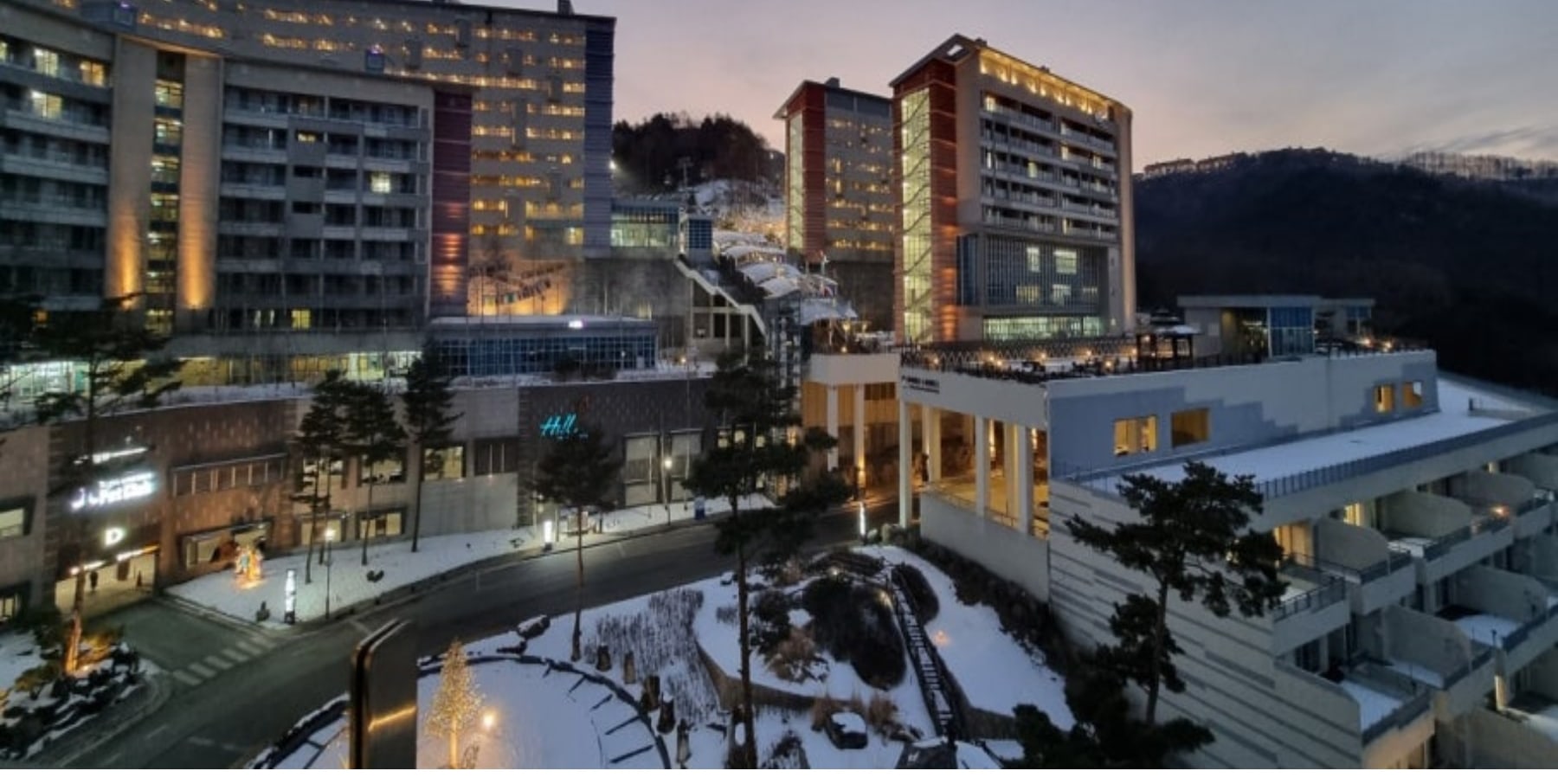 High1 Hill 公寓式飯店（寬敞家庭度假村／無直達雙板滑雪通道）
專為大家庭設計的舒適景觀度假寓所。

Hill 公寓式飯店坐擁寧靜的高山自然風光，提供寬敞、高效且舒適的客房，專為家庭生活方式量身打造。