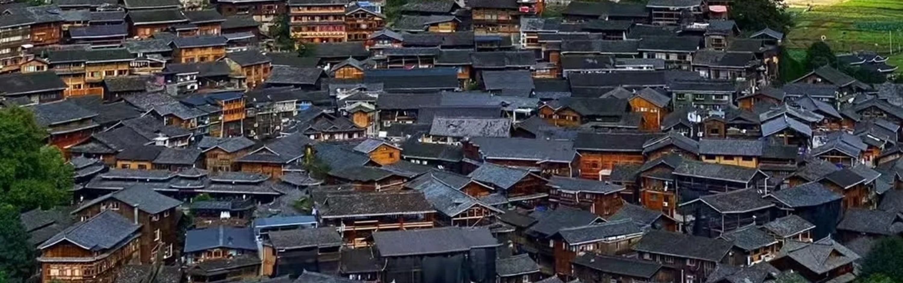西江千戶苗寨的田園風光,村裡的人們揹著小揹簍,到田間採摘新鮮的蔬菜,苗家阿妹坐在美人靠上梳妝打扮,看這裡人們最淳樸的生活狀態 西江千戶苗寨的田園風光,村裡的人們揹著小揹簍,到田間採摘新鮮的蔬菜,苗家阿妹坐在美人靠上梳妝打扮,看這裡人們最淳樸的生活狀態