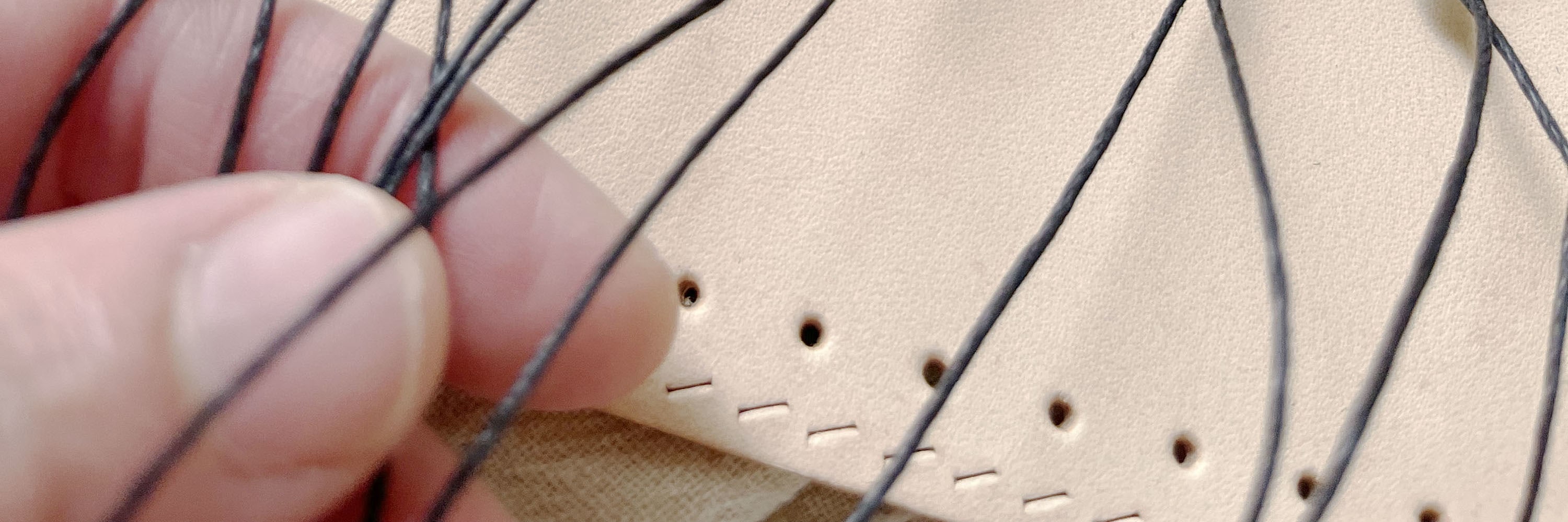 Use woven fishing net elements to apply to finished products