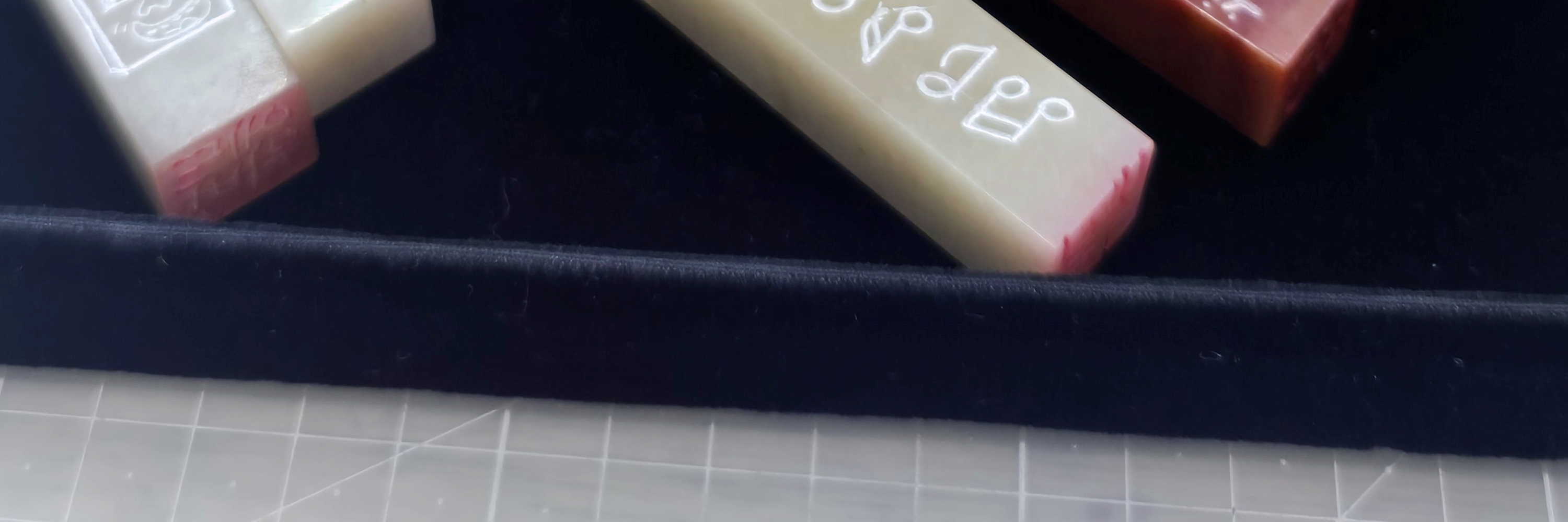 最棒的韓國旅遊紀念品!在 K-Pop 和韓劇的中心——首爾,親手設計並雕刻專屬印章,將成為您韓國之旅最生動的紀念品。與朋友或家人分享這份手作體驗, 最棒的韓國旅遊紀念品!在 K-Pop 和韓劇的中心——首爾,親手設計並雕刻專屬印章,將成為您韓國之旅最生動的紀念品。與朋友或家人分享這份手作體驗,