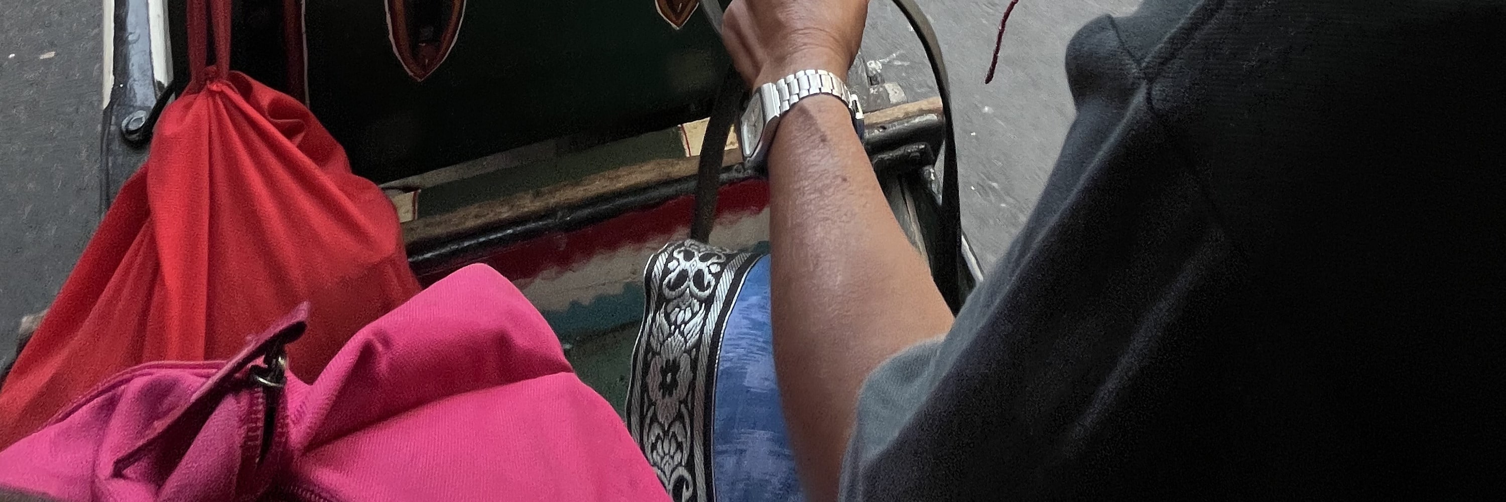 來趟3小時的文化之旅,搭乘馬車漫遊在加查馬達街 (Gajah Mada Street),感受皇室傳統,並深入探索佩梅庫坦皇宮 (Puri Agung Pemecutan) 豐富的歷史、皇室故事,以及令人驚豔的建築遺產。 來趟3小時的文化之旅,搭乘馬車漫遊在加查馬達街 (Gajah Mada Street),感受皇室傳統,並深入探索佩梅庫坦皇宮 (Puri Agung Pemecutan) 豐富的歷史、皇室故事,以及令人驚豔的建築遺產。