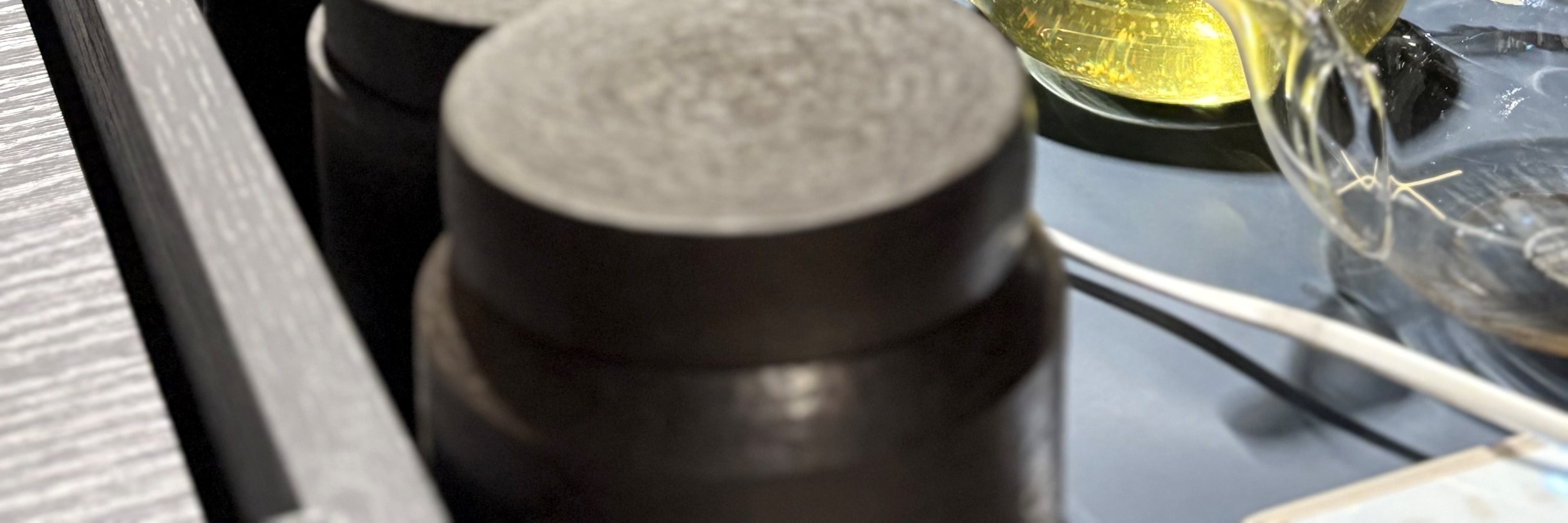 沉浸於雪綠茶博物館（O’Sulloc Tea Museum）新開放的熟成酒窖的尊貴氛圍中。導遊將陪同您，以提升您的免費品嚐體驗。（視當地情況而定）