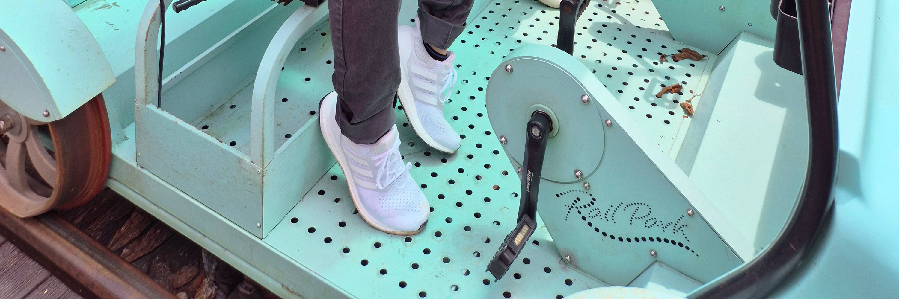 沿著古老的火車軌道享受輕鬆的旅程，欣賞河流、森林和山脈的壯麗景色。非常適合情侶、朋友和家人。