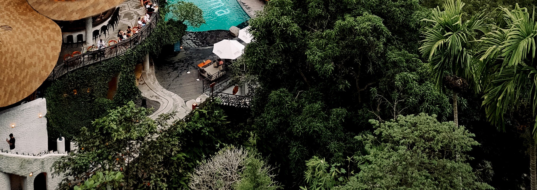 德格拉朗瀑布旁的一片綠洲，別緻的池畔與奔騰的瀑布和諧相融