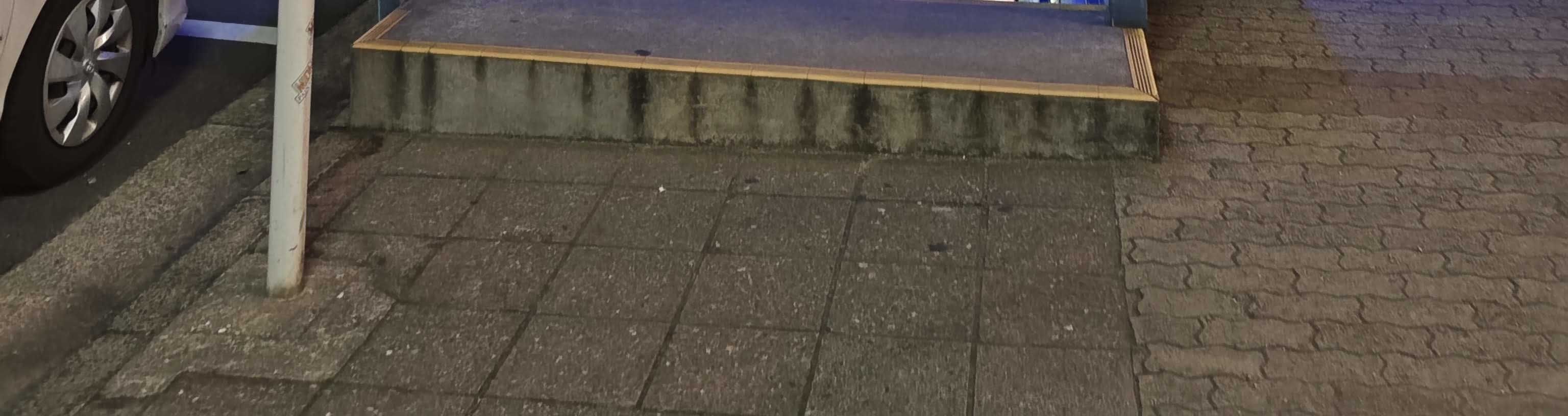 通往地下街的入口有著獨特的氛圍。