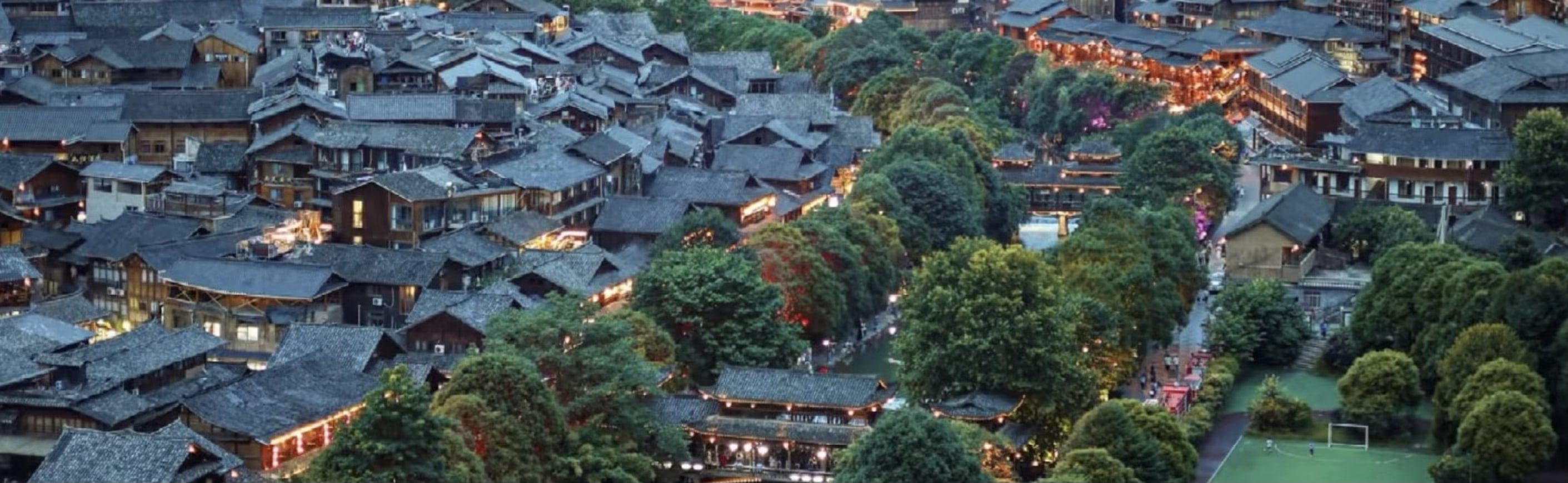 西江千戶苗寨：夜幕降臨，一定要登上觀景臺俯瞰【苗寨夜景】。青瓦楓木的苗家吊腳樓上，一盞盞燈火相繼點亮。或暖黃、或清亮的燈光從苗寨裡透出來，沿著30至70度的山坡鋪灑開，從遠處眺望，燈火闌珊、流光溢彩，山、樓、橋、水交相輝映。