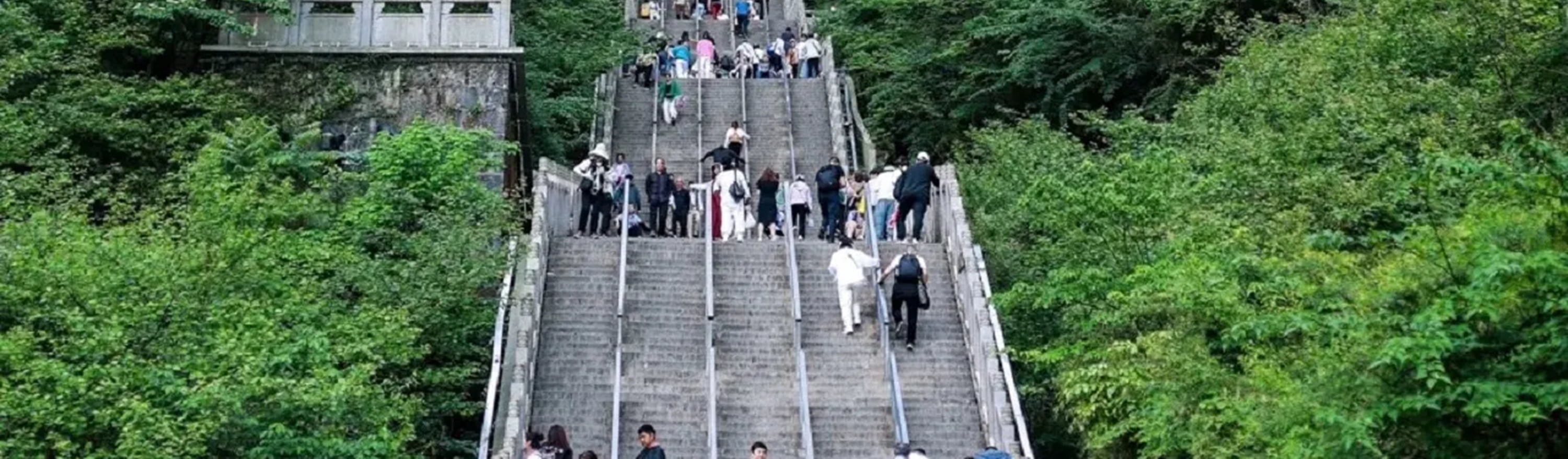 湖南魅力張家界高端純玩3日之旅（天門山洞+百龍天梯+喀斯特地貌+懸崖玻璃棧道+乘纜車看絕美景色+打卡《阿凡達》取景地+暢遊5A精華景點）