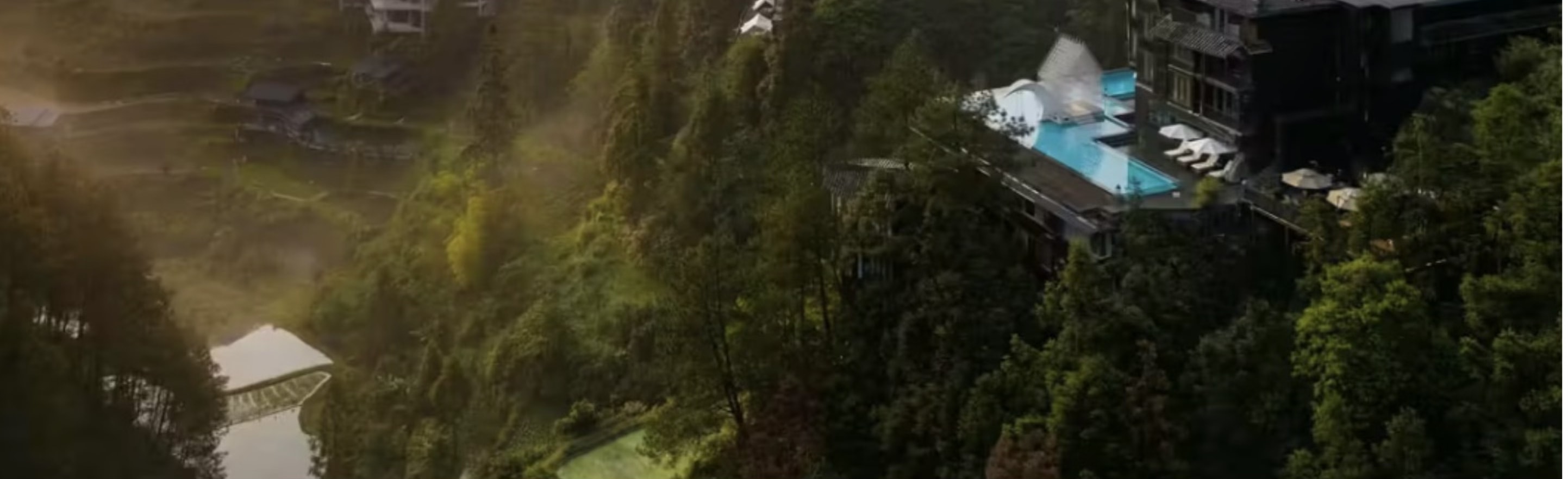 營造在地自然逸趣度假所有房間均可俯瞰苗寨無限風光。苗寨的Live House重生酒吧,飲茶、旅拍、觀景各式別緻體驗打造避世桃源,在逃離喧囂享受迴歸山野逸趣。