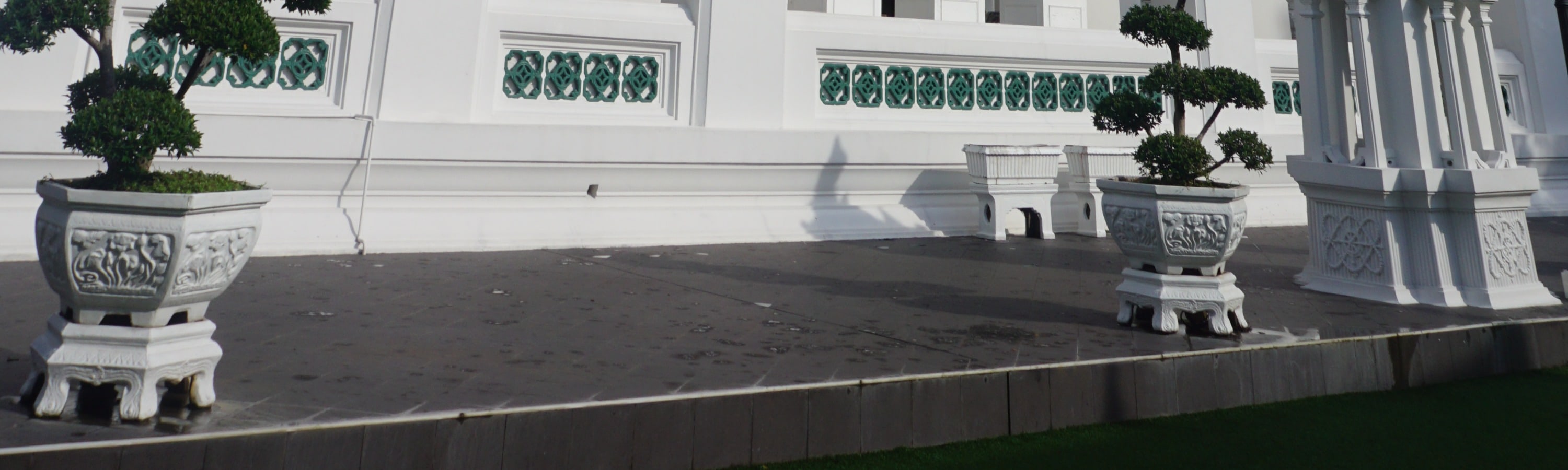 Wat Hong Rattanaram 建於大城府晚期，以其令人驚歎和錯綜複雜的外觀和內飾而聞名