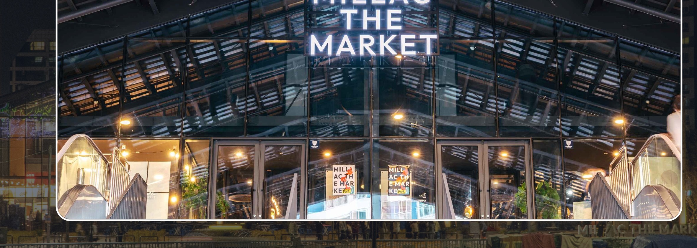 在民樂洞The Market欣賞廣安裡璀璨的鑽石大橋的夜景全貌。