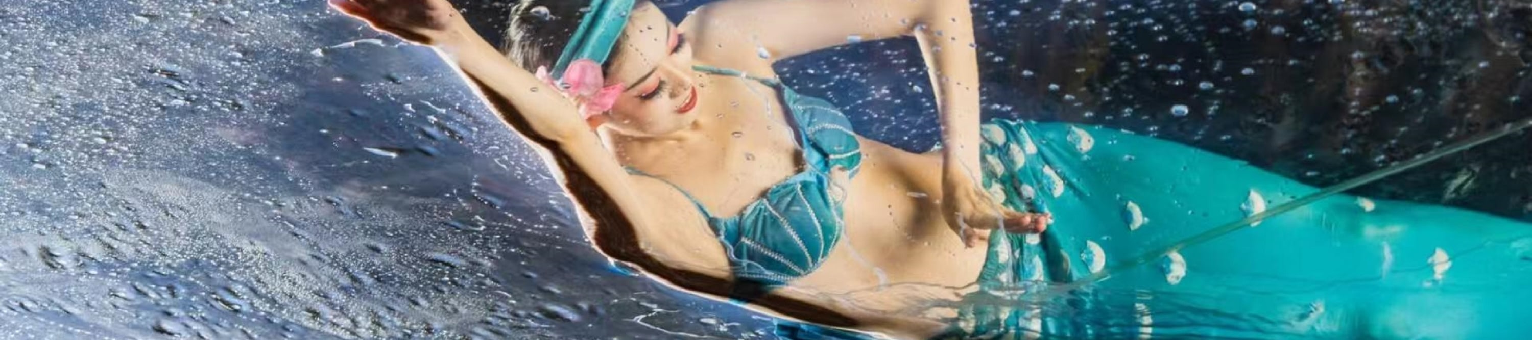 借用柔美身段,融合黎族風情,續寫絲路與黎苗文化交融的浪漫,詮釋演出文化底蘊 借用柔美身段,融合黎族風情,續寫絲路與黎苗文化交融的浪漫,詮釋演出文化底蘊