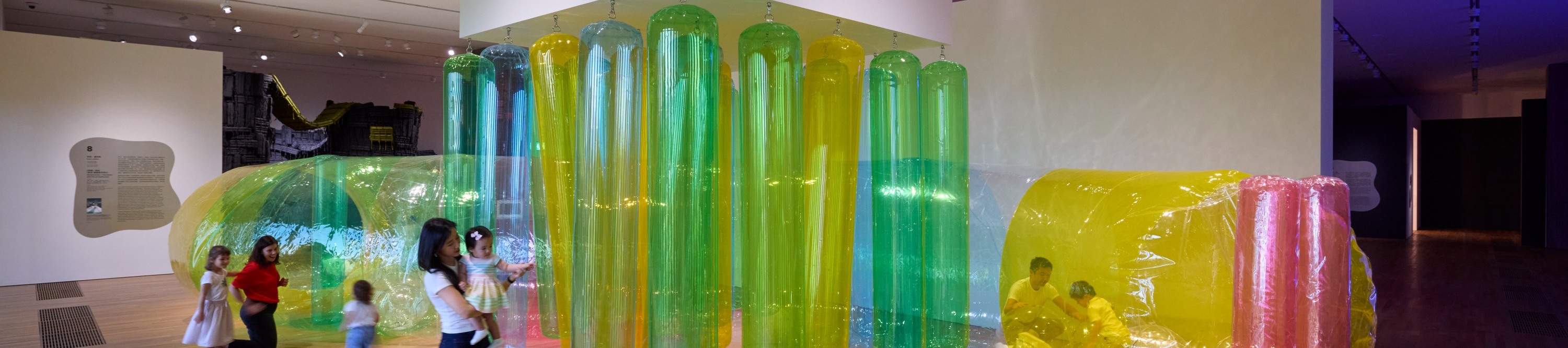 莉亞．盧布林 《穿透／排出（來自〈隧道底河流〉）》 1970 年 
「身臨夢境：1950 年代至今的女性藝術家環境作 品」展覽現場，2025 年 根據莉亞．盧布林的原作 攝影：鄭樂天 圖片由 M+提供