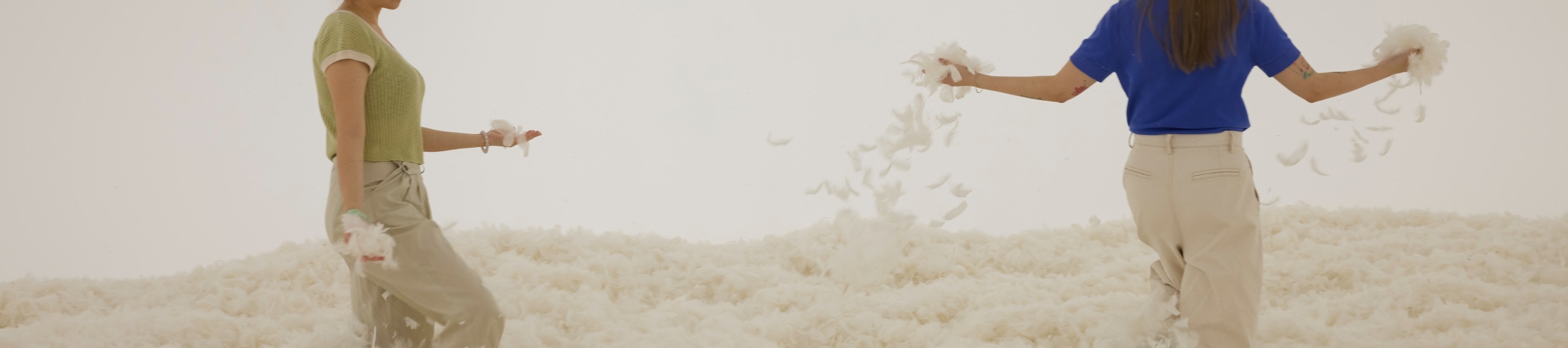 朱迪・芝加哥 《羽毛室》 1966年 
複製品，慕尼黑藝術之家，2023 年 
「身臨夢境：1950 年代至今的女性藝術家環境作 品」展覽現場，2025 年 
© Chicago Woodman LLC, Judy Chicago 攝影：鄭樂天 
圖片由 M+提供