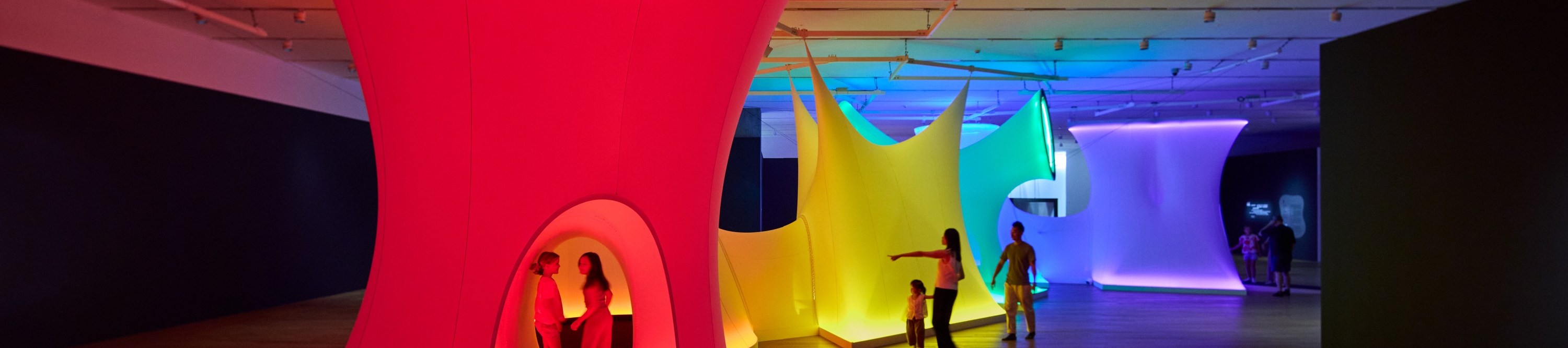 亞歷山德拉・卡蘇巴 《光譜通道》 1975年 
重製版，慕尼黑藝術之家，2023年因應 M+展覽空間的重製版，
2025年「身臨夢境：1950 年代至今的女性藝術家環境作 品」展覽現場，2025 年 
© 亞歷山德拉．卡蘇巴遺產管理會  攝影：梁譽聰 圖片由 M+提供