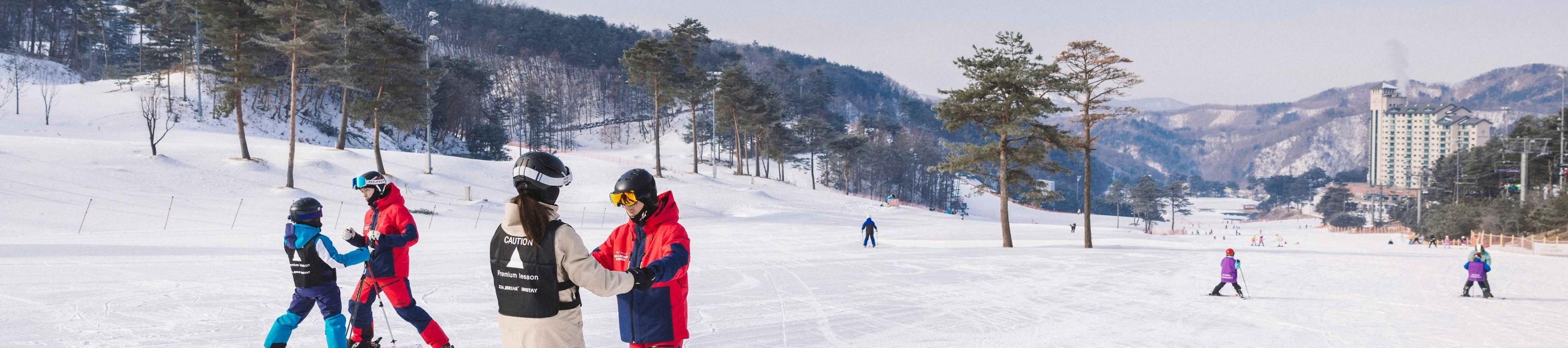 在橡樹谷(Oak Valley)平整的雪坡上體驗入門雙板滑雪和單板滑雪課程——適合家庭的韓國冬季運動樂趣。 在橡樹谷(Oak Valley)平整的雪坡上體驗入門雙板滑雪和單板滑雪課程——適合家庭的韓國冬季運動樂趣。