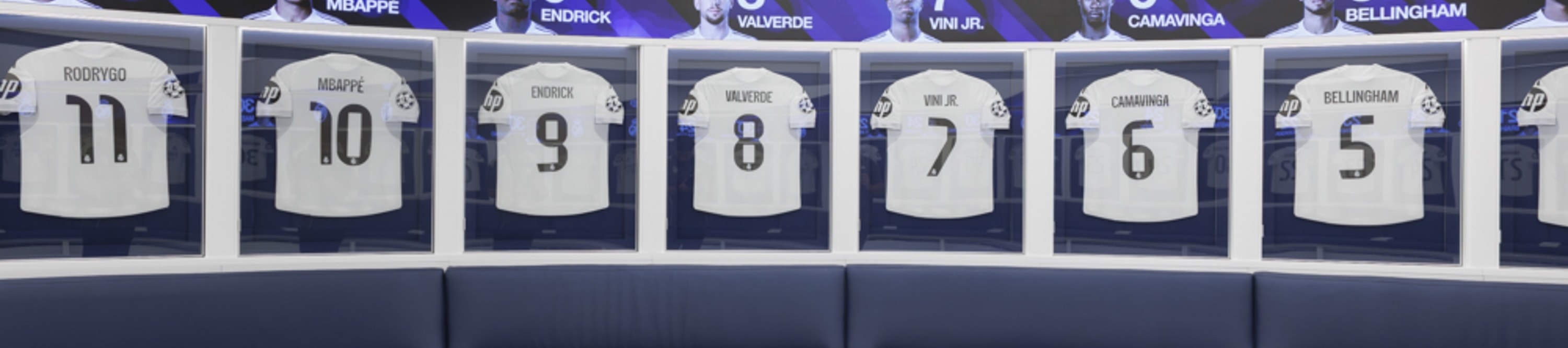 欣賞翻新後的聖地亞哥·伯納烏(Santiago Bernabéu)在馬德里藍天下閃耀的未來主義外觀 欣賞翻新後的聖地亞哥·伯納烏(Santiago Bernabéu)在馬德里藍天下閃耀的未來主義外觀